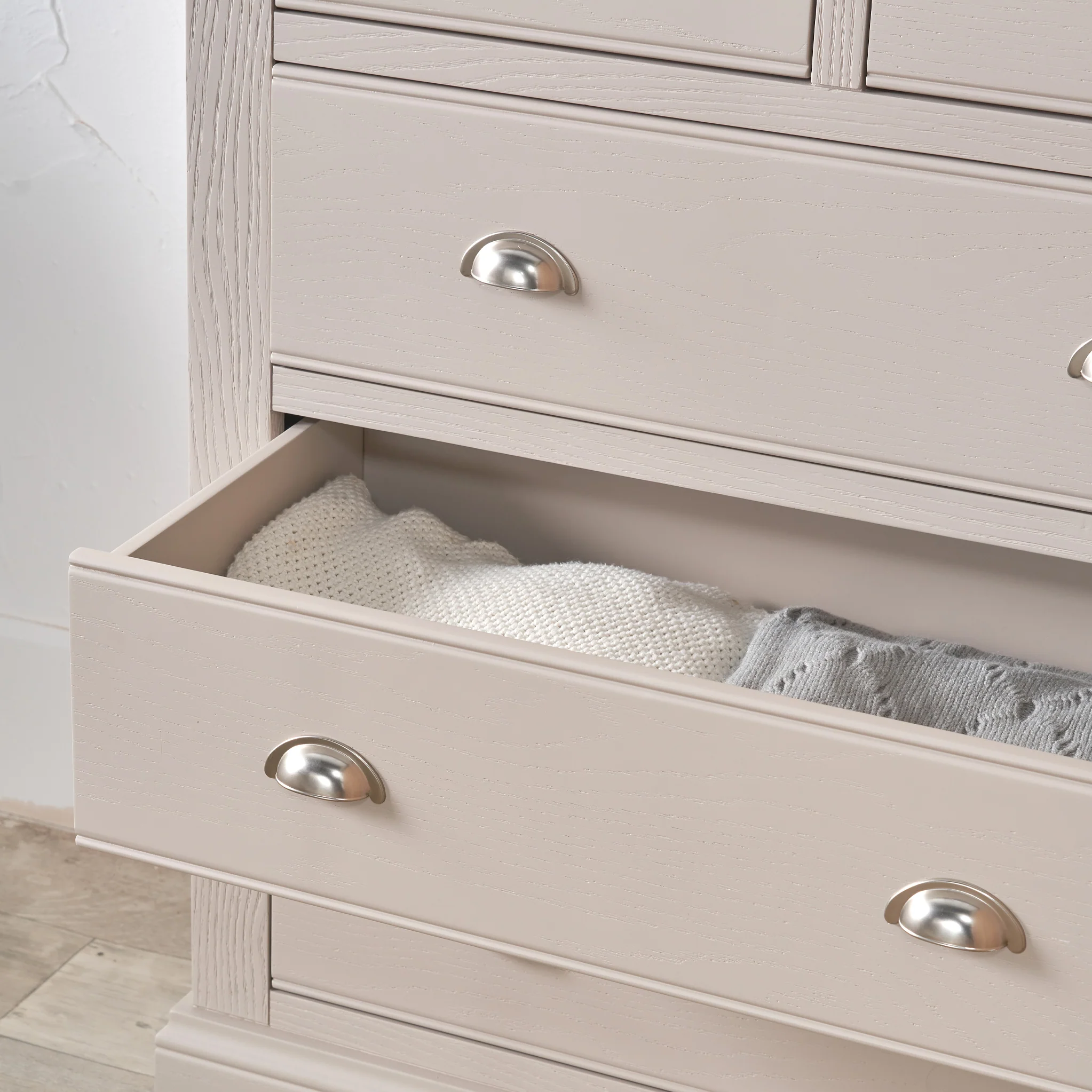 Fairford Pine and Oak 2 Over 3 Drawer Chest - Image 6