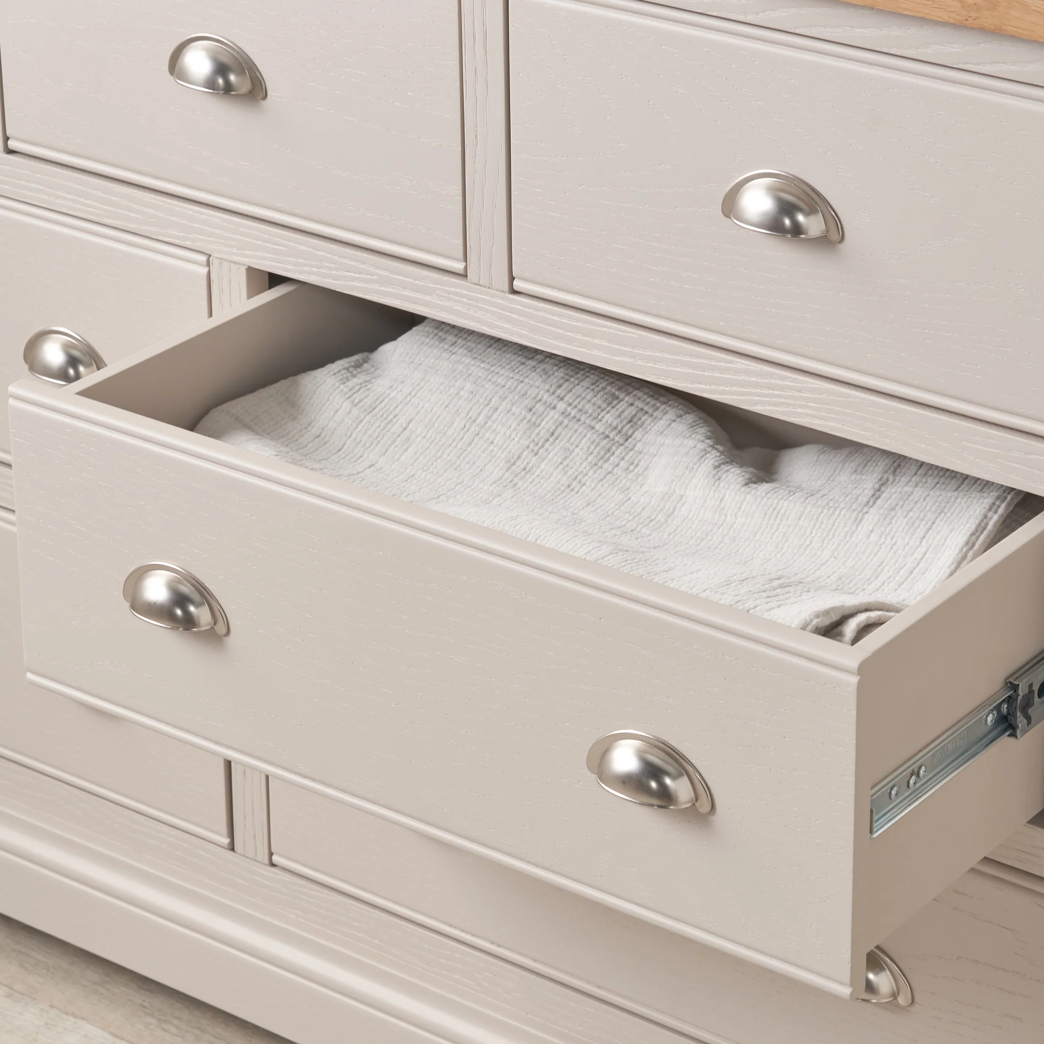 Fairford Pine and Oak 3 Over 4 Drawer Chest - Image 7