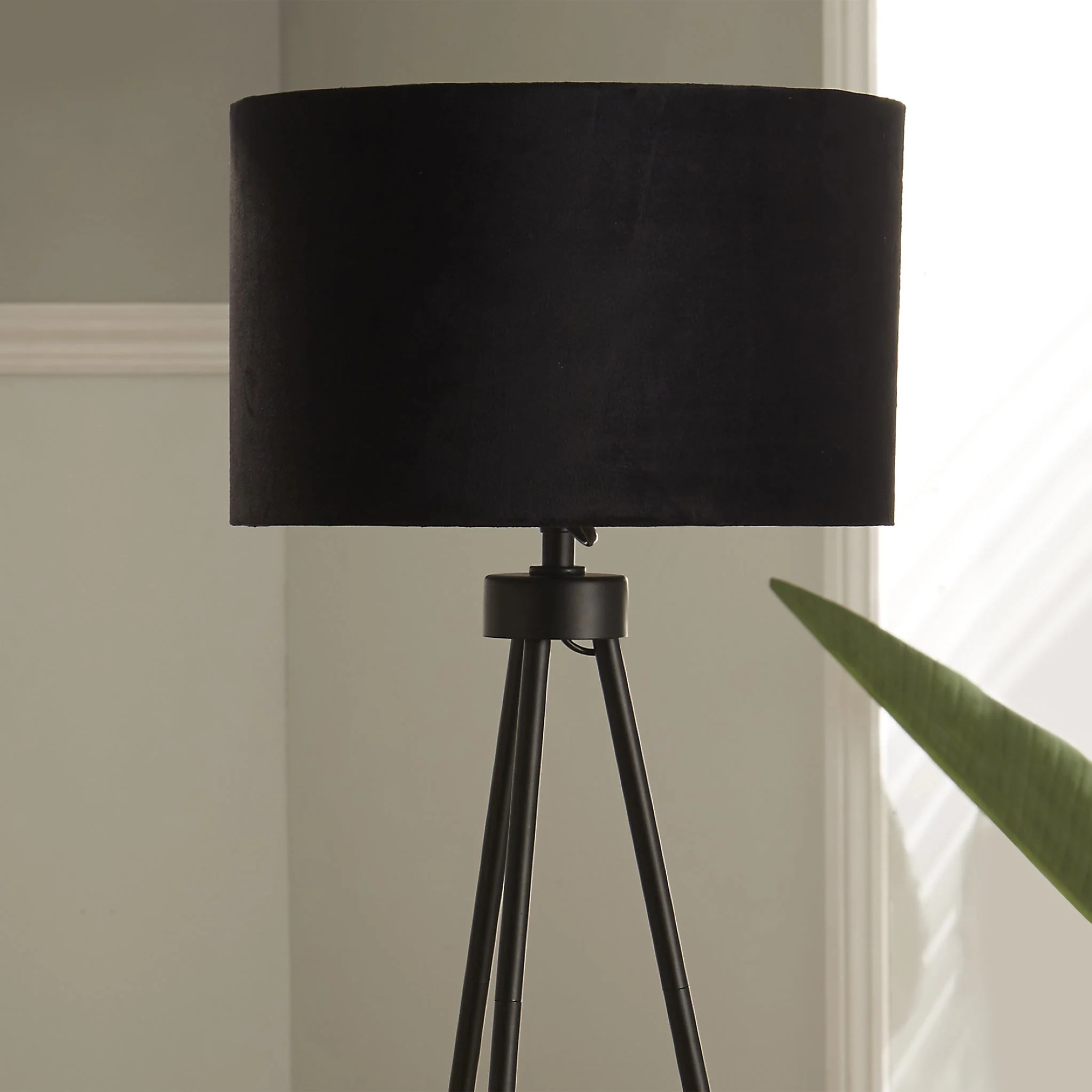 Houston Matt Metal Tripod Table Lamp - Image 2