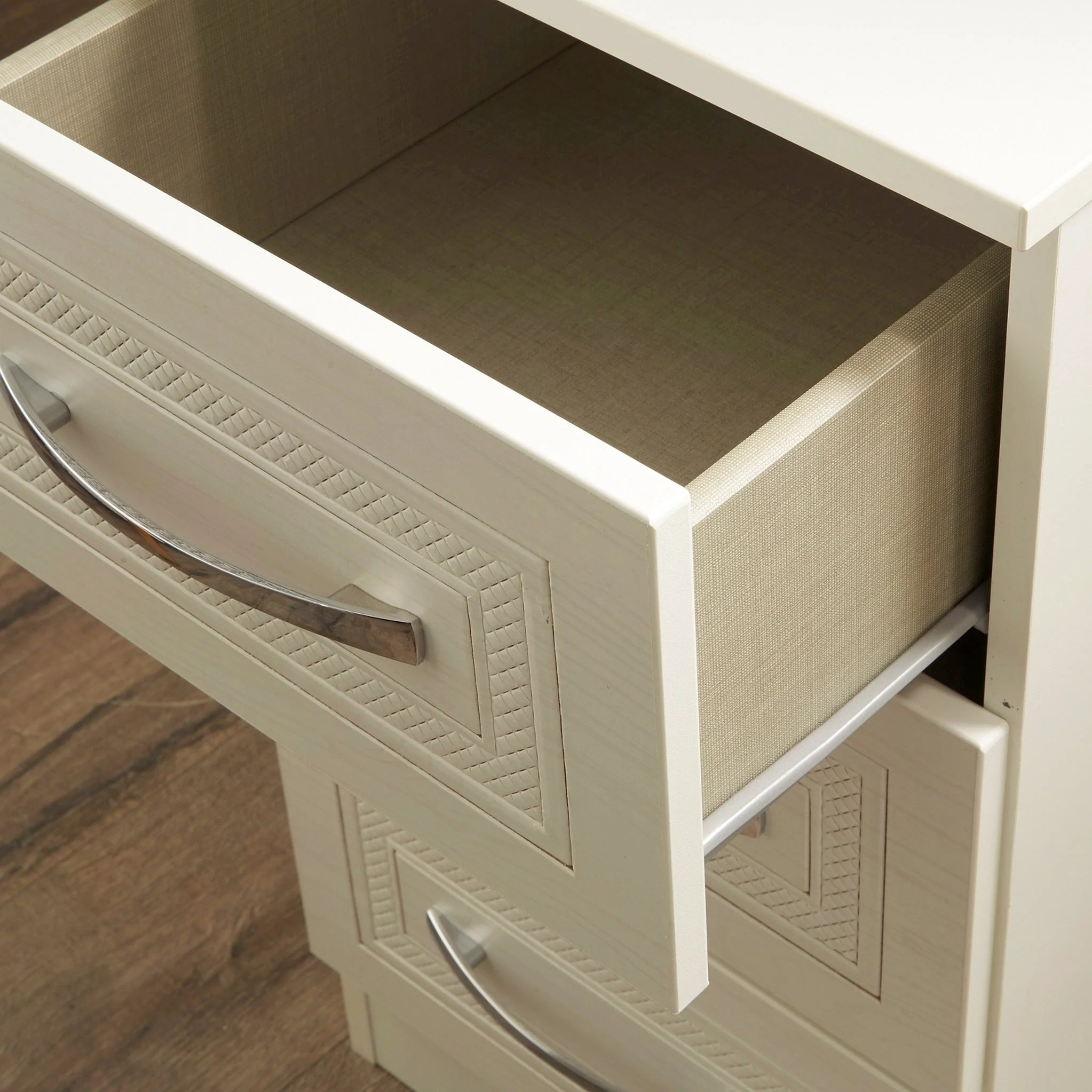 Killgarth 3 Drawer Bedside Table - Image 4