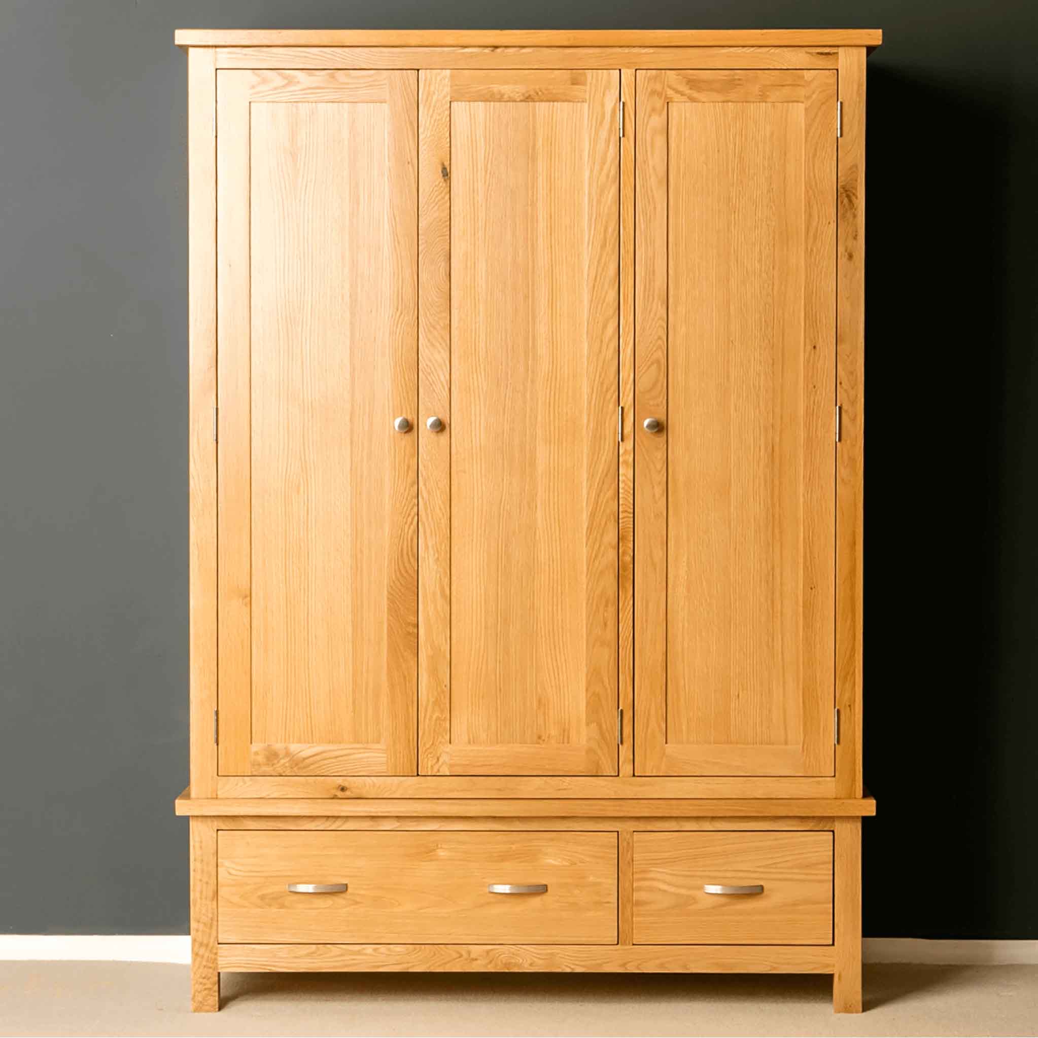 London Oak Triple Wardrobe & Drawers - Image 11