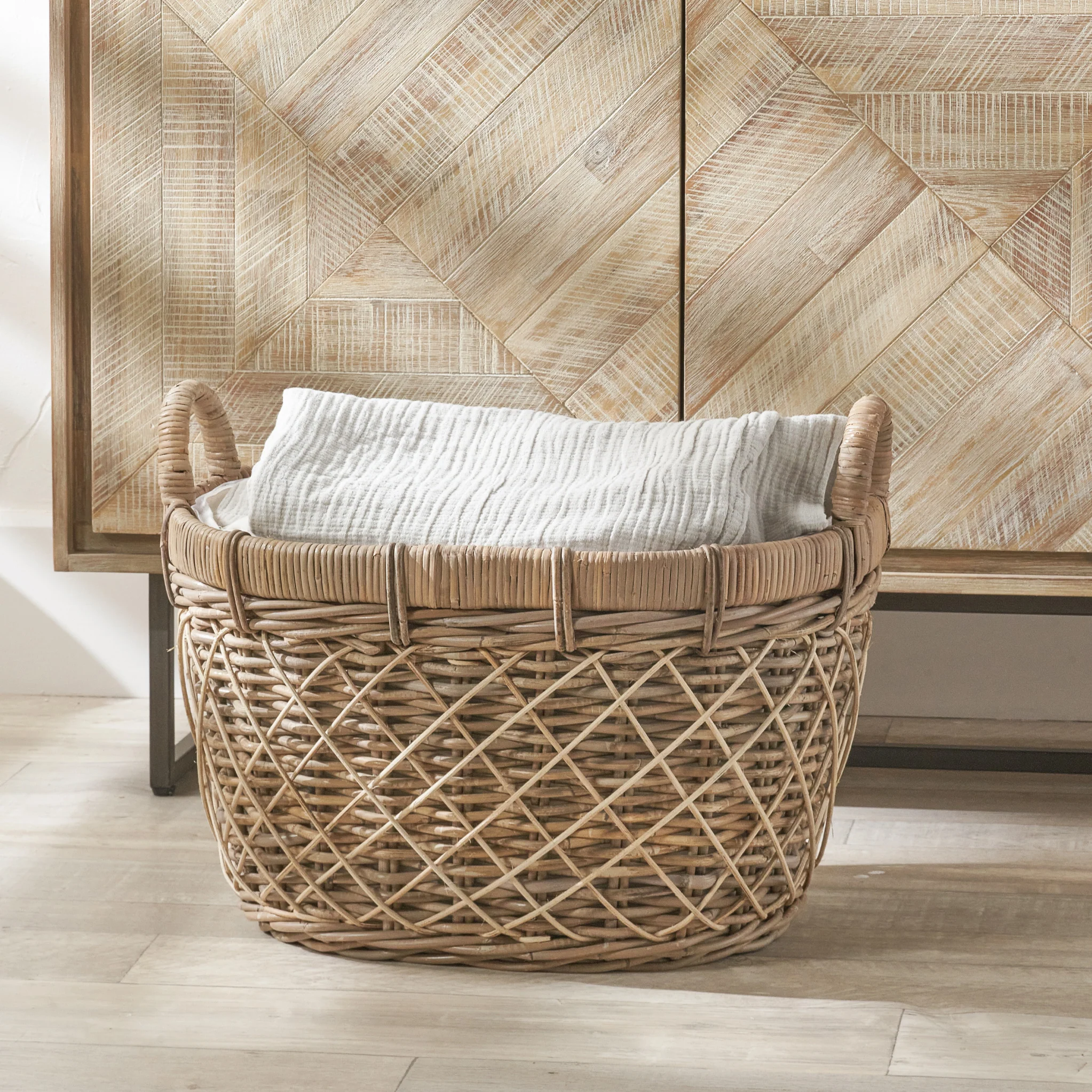 Rattan Oval Handled Laundry Basket - Image 2