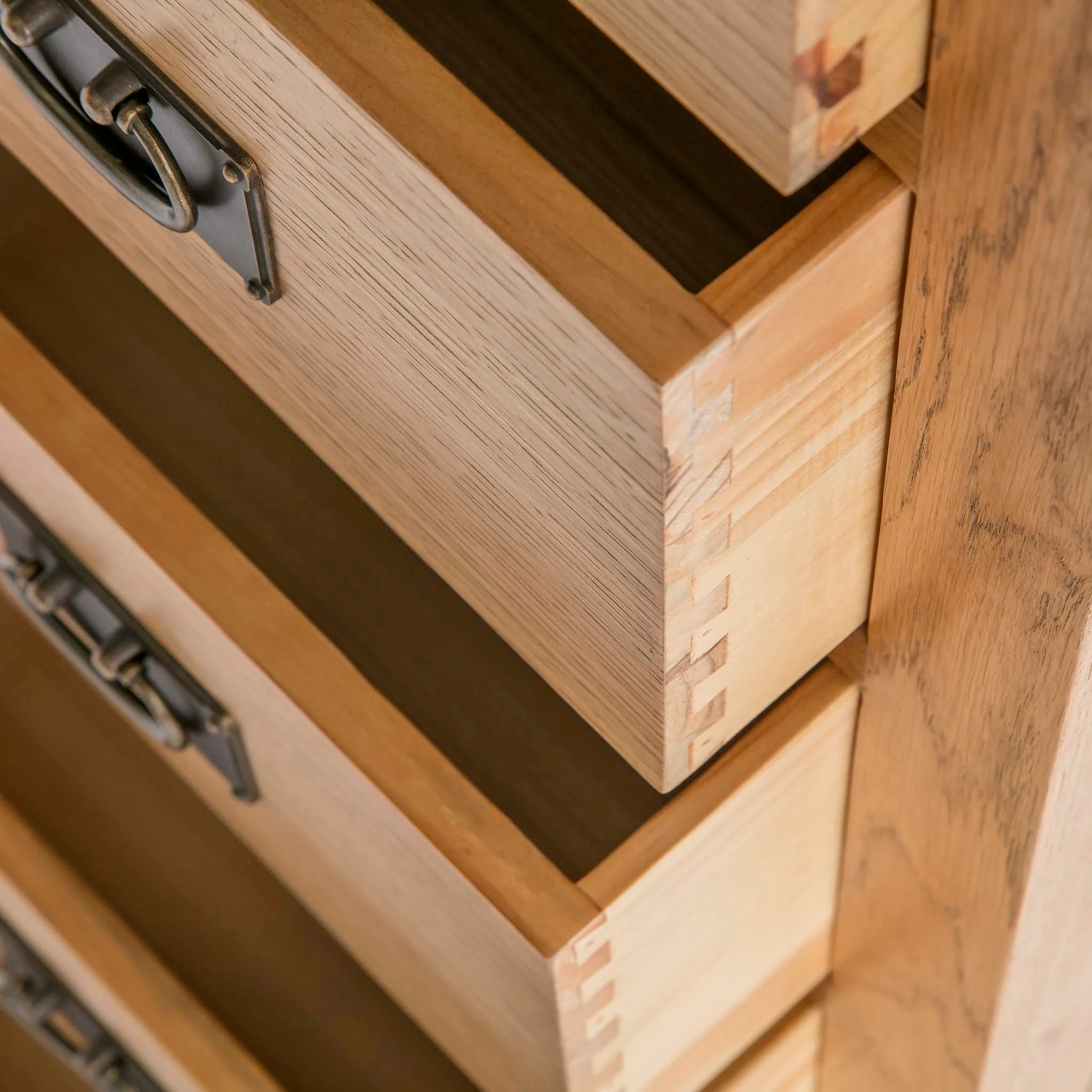 Surrey Oak 5 Drawer Tallboy Chest - Image 13