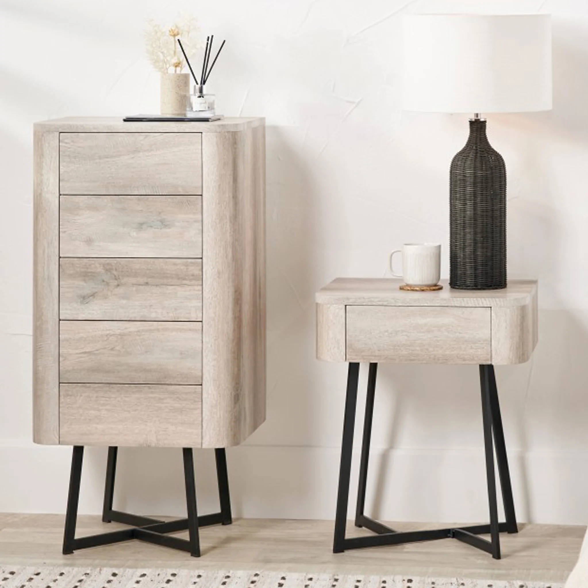 Ukiah Oak Effect 1 Drawer Bedside Table - Image 9
